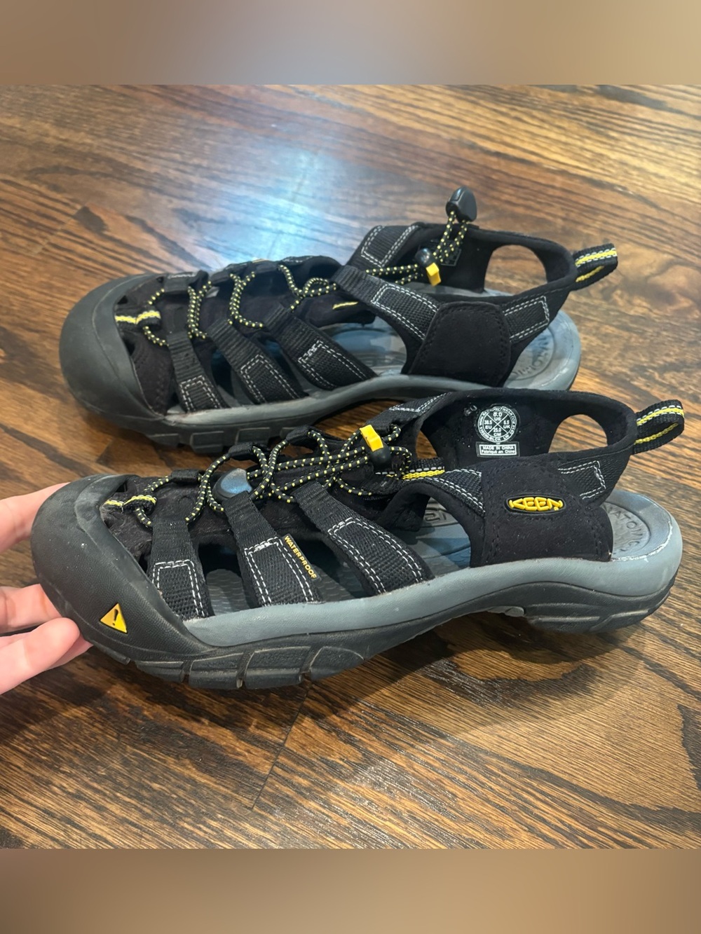KEEN Newport H2 Black Outdoor Sandals with Yellow Accents men’s size 8